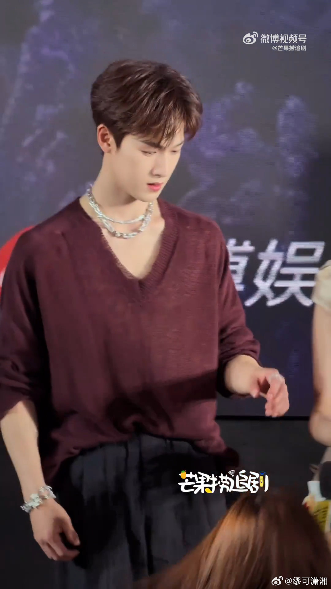 李昀锐悄摸摸的就把衣服脱了 李昀锐这个宽肩我想尖叫 现场路透杀疯了！悄悄整理衣服