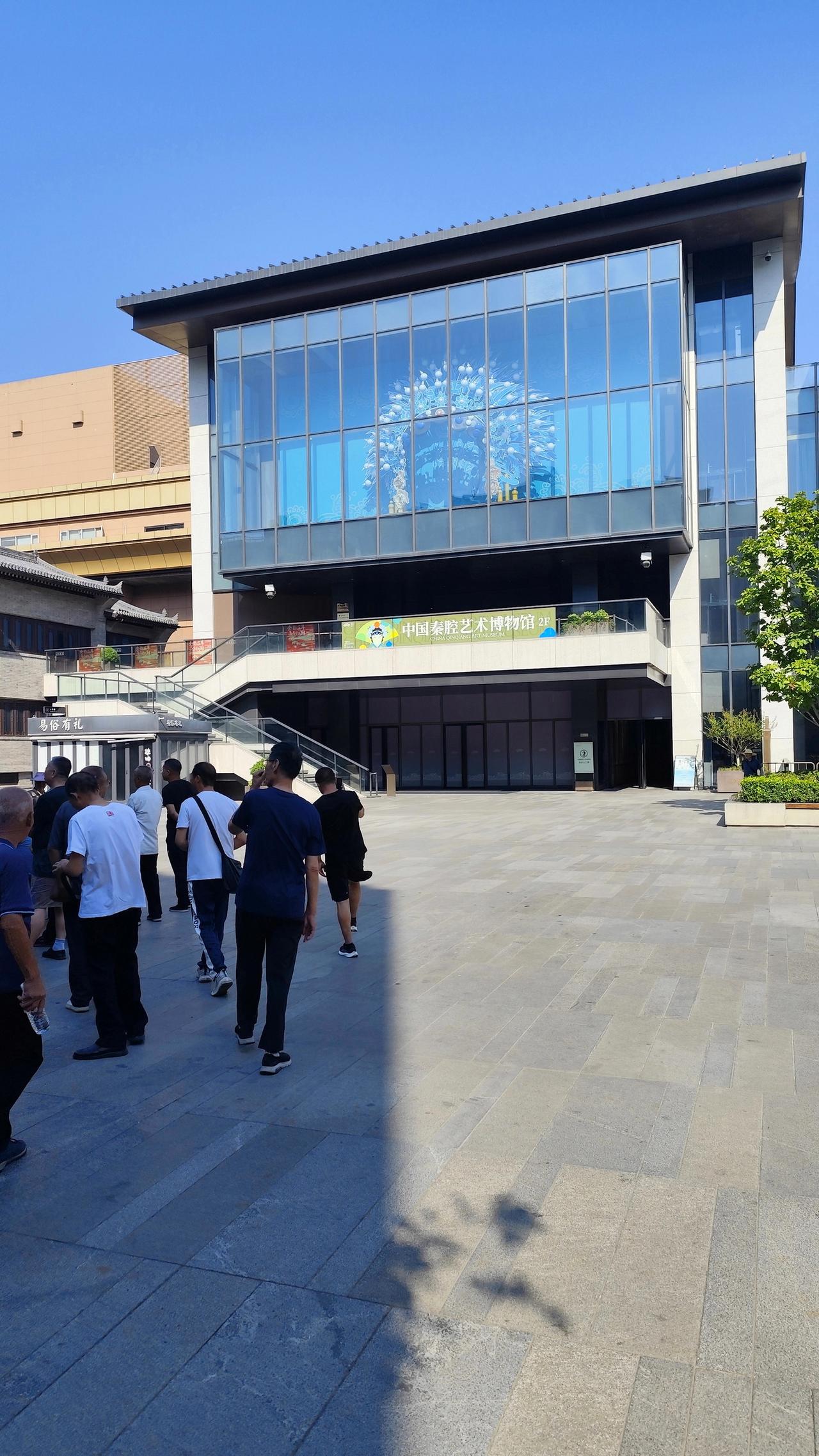 在易俗社文化街区拍了一组戏台下的照片，下午四点的太阳还没退热，戏台前已经坐满了人