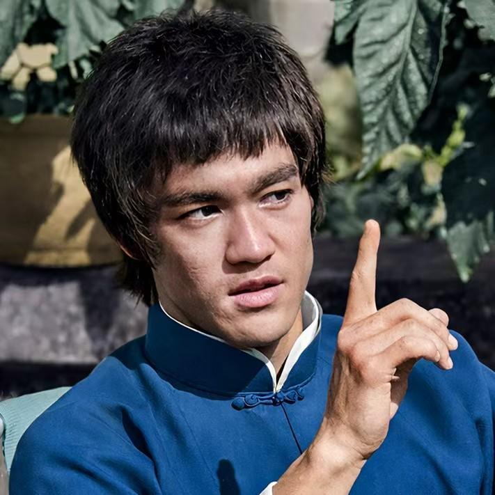1971年，李小龙关闭米国的三间振藩国术馆，
决心回香港以影弘武。
在李小龙看来