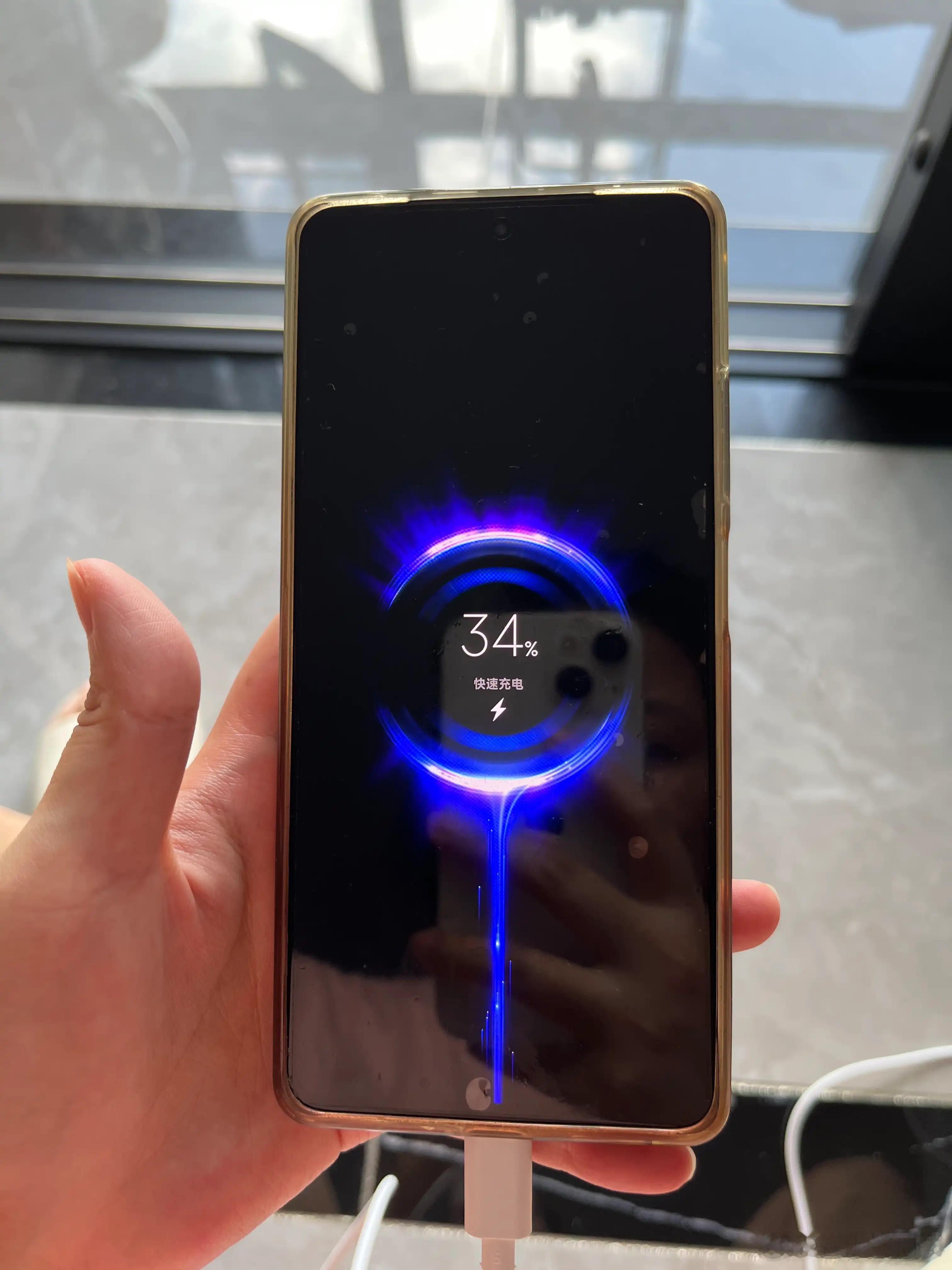 iPhone千万别这样充电了只要不是充电口粘的水怎么充都行，毕竟手机就是拿来用的