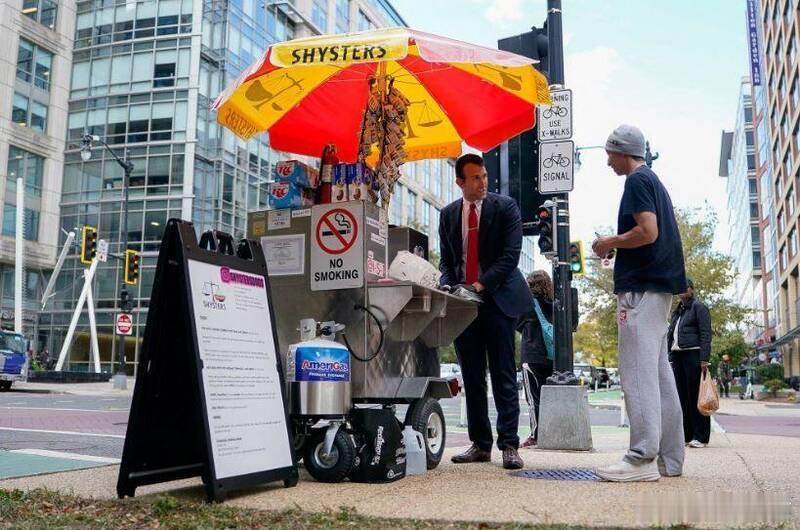 【美型男律师因政府关门摆摊卖热狗 “诉讼棍”菜单藏幽默折扣】美国历史上持续最久的