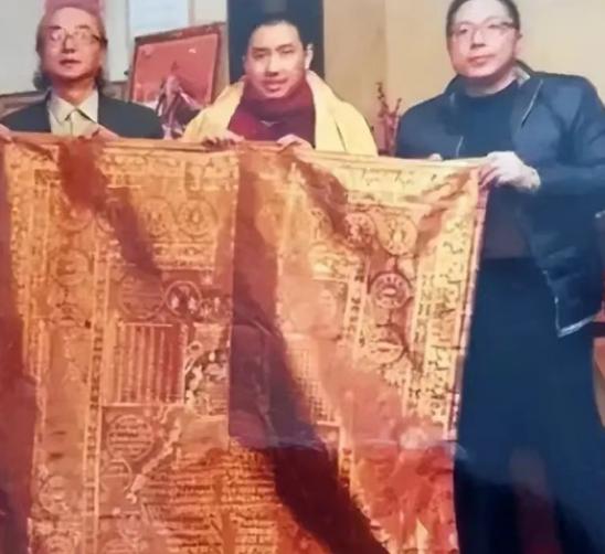 2005年，一件旧袈裟在北京拍卖，却无人问津，一男子觉得蹊跷，花9万买下。回家后