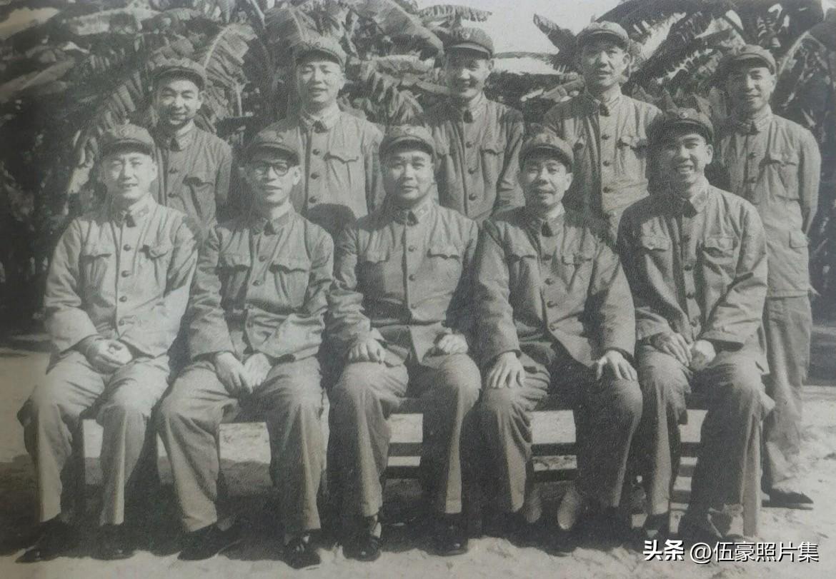 1964年春，海南军区领导班子合影，前排：左一魏佑铸副政委，左二马白山副司令，左