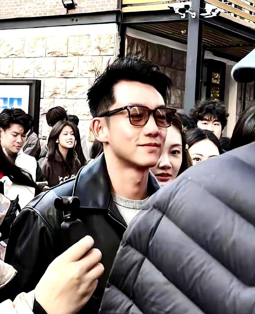 《爱情公寓》重聚，一张合照郑恺连发三次才搞定。

上戏80周年校庆后，郑恺、陈赫