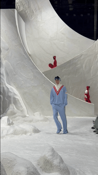 米兰时装周有一整个雪原场景 米兰时装周这是直接把雪山搬来米兰了吧！穿越高山火车站