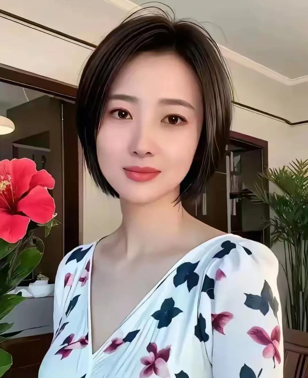 30岁的苏菲单身且独立，她有车有房，银行里的存款让她无需为生活担忧，五险一金让她