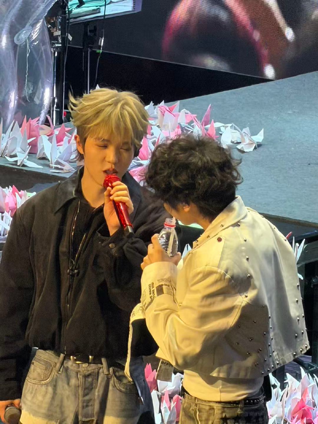 许钊豪李昊玩游戏零演技纯默契许钊豪李昊你画我猜默契度治愈又欢乐的双向友情，藏在每