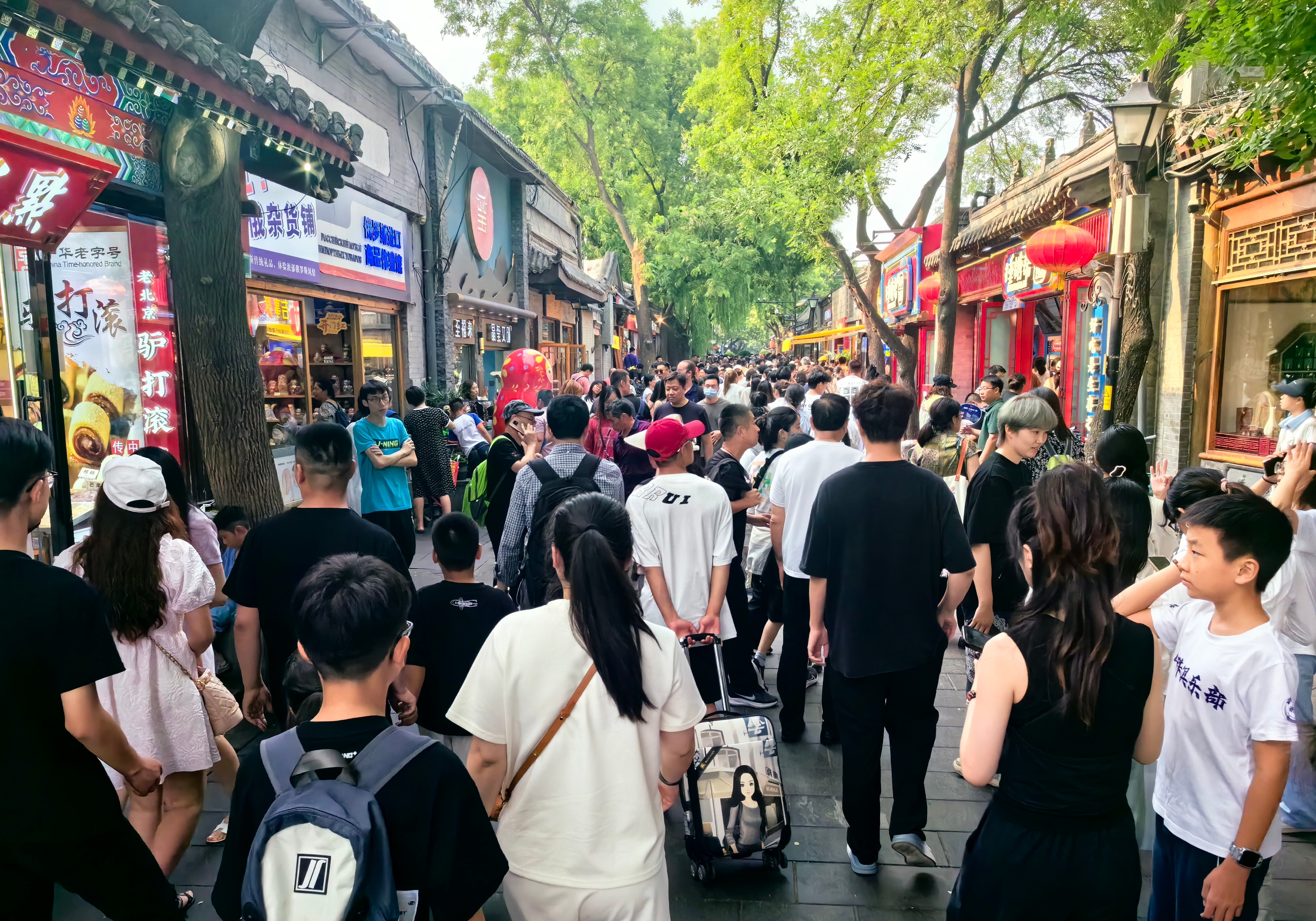 最近来南锣鼓巷的外国游客数量显著增加，相信是对部分外国人免签证的政策起了作用。我