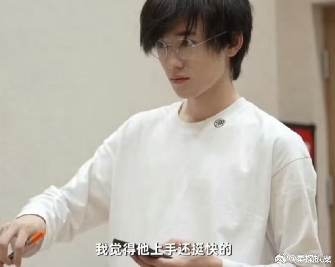 宋亚轩刘耀文同款衣服宋亚轩刘耀文同款上衣宋亚轩刘耀文同款衣服，这是共享衣橱了吗！