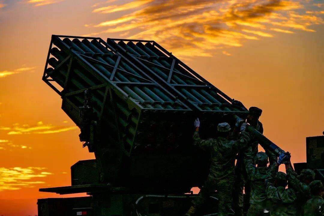 重装火箭炮出击当初这款对标美军M270的火箭炮，现在感觉有点落后与陈旧了。