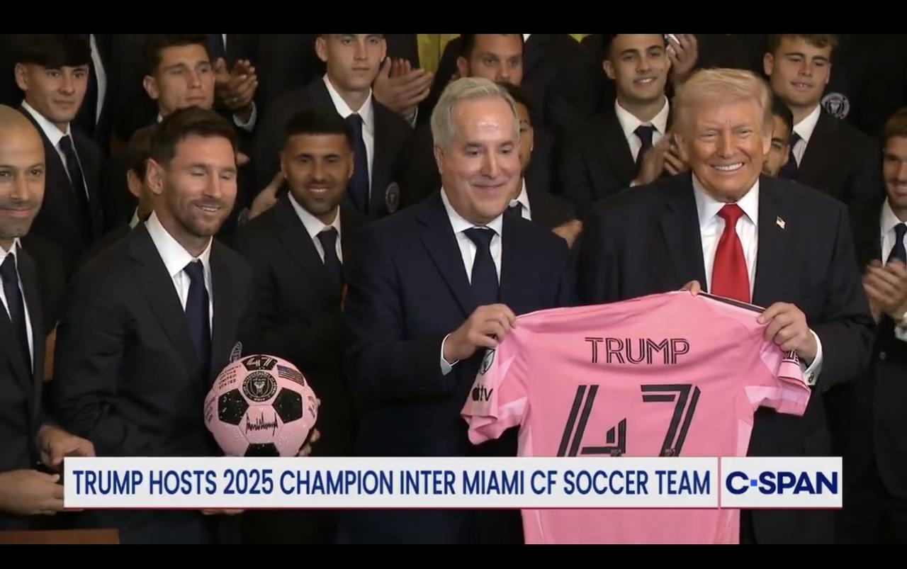 在白宫举行的庆祝迈阿密国际队赢得 2025 年美国职业足球大联盟冠军杯的活动上，