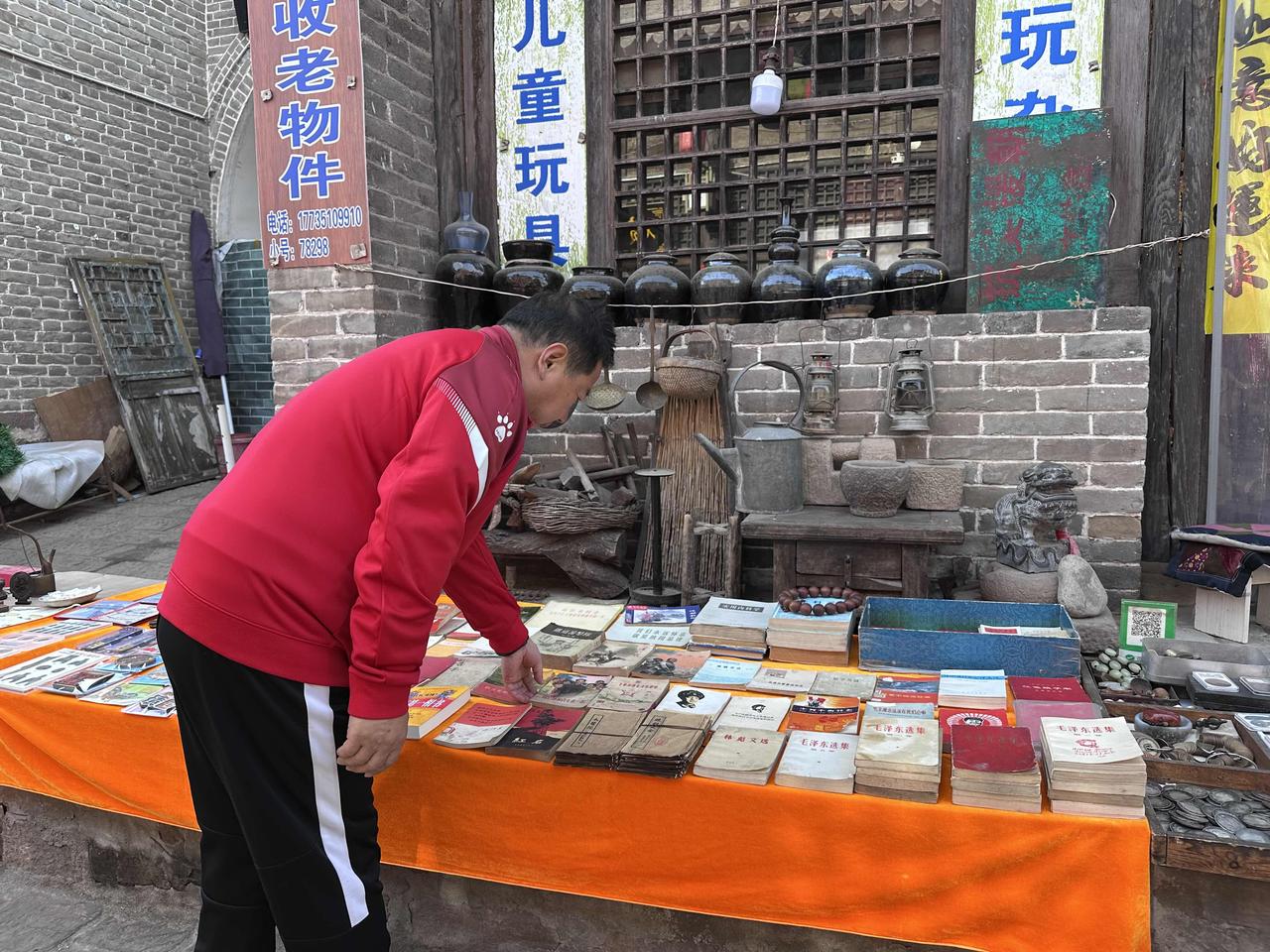 我最喜欢在书摊淘旧书，省钱是一方面，更主要的是能碰到心仪已久但买不到的书，有众里