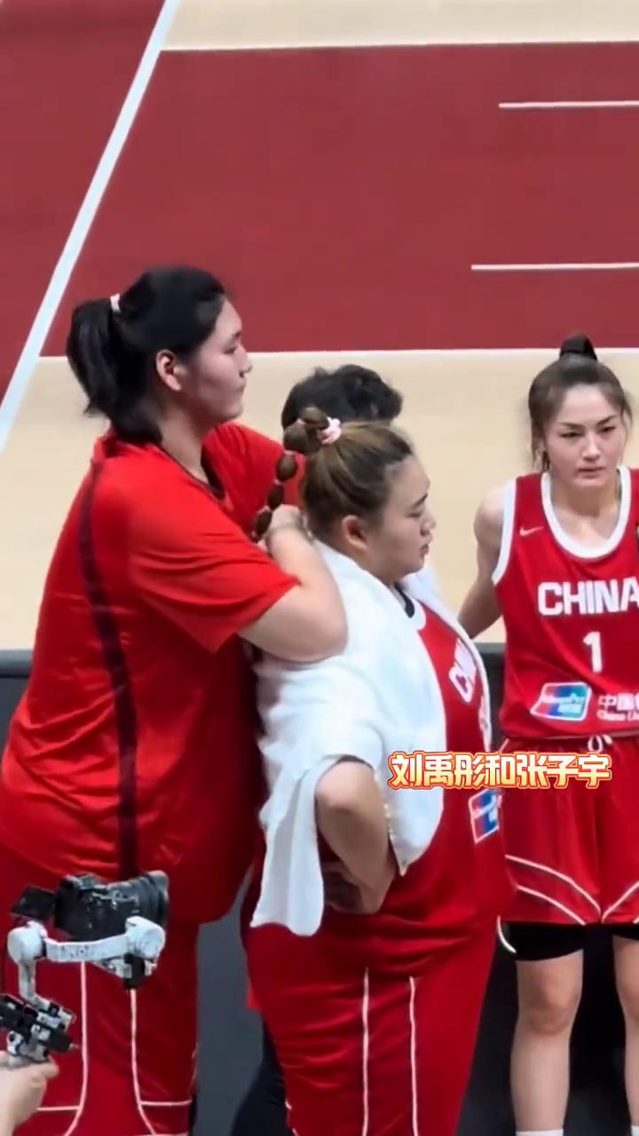 大宝贝首次入选国家队就首发出战，篮下强对抗硬度拉满造犯规。
舒彤连线大宝贝篮下灵