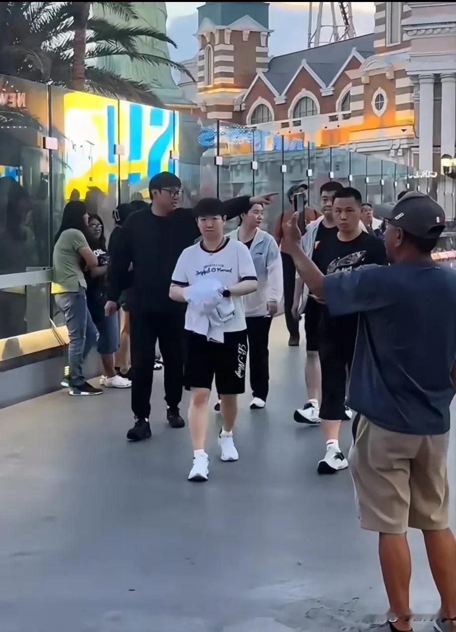 孩子刚刚下飞机就出来逛逛了啊，衣服都还没有换，
拉斯维加斯的夜晚看上去很热闹哈！