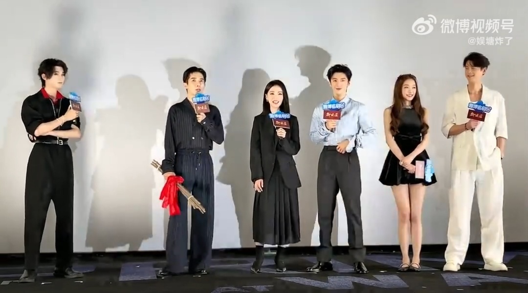 陈哲远主动加剧宣尺度御廷谣片场帝王沉稳内敛，剧宣现场调皮接梗，主动拉高尺度随性又