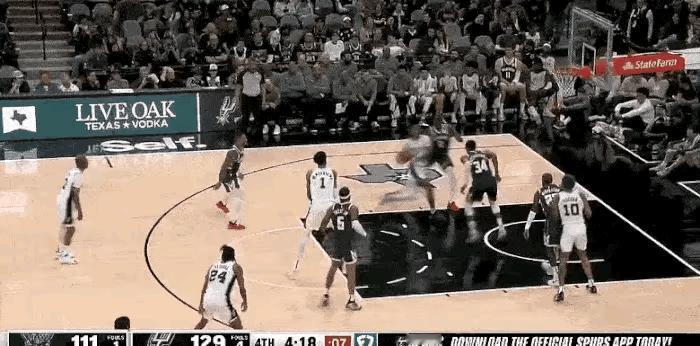 想象一下，字母哥全力起跳封盖，却发现文班亚马只是站在原地，把手举过头顶。
 
他