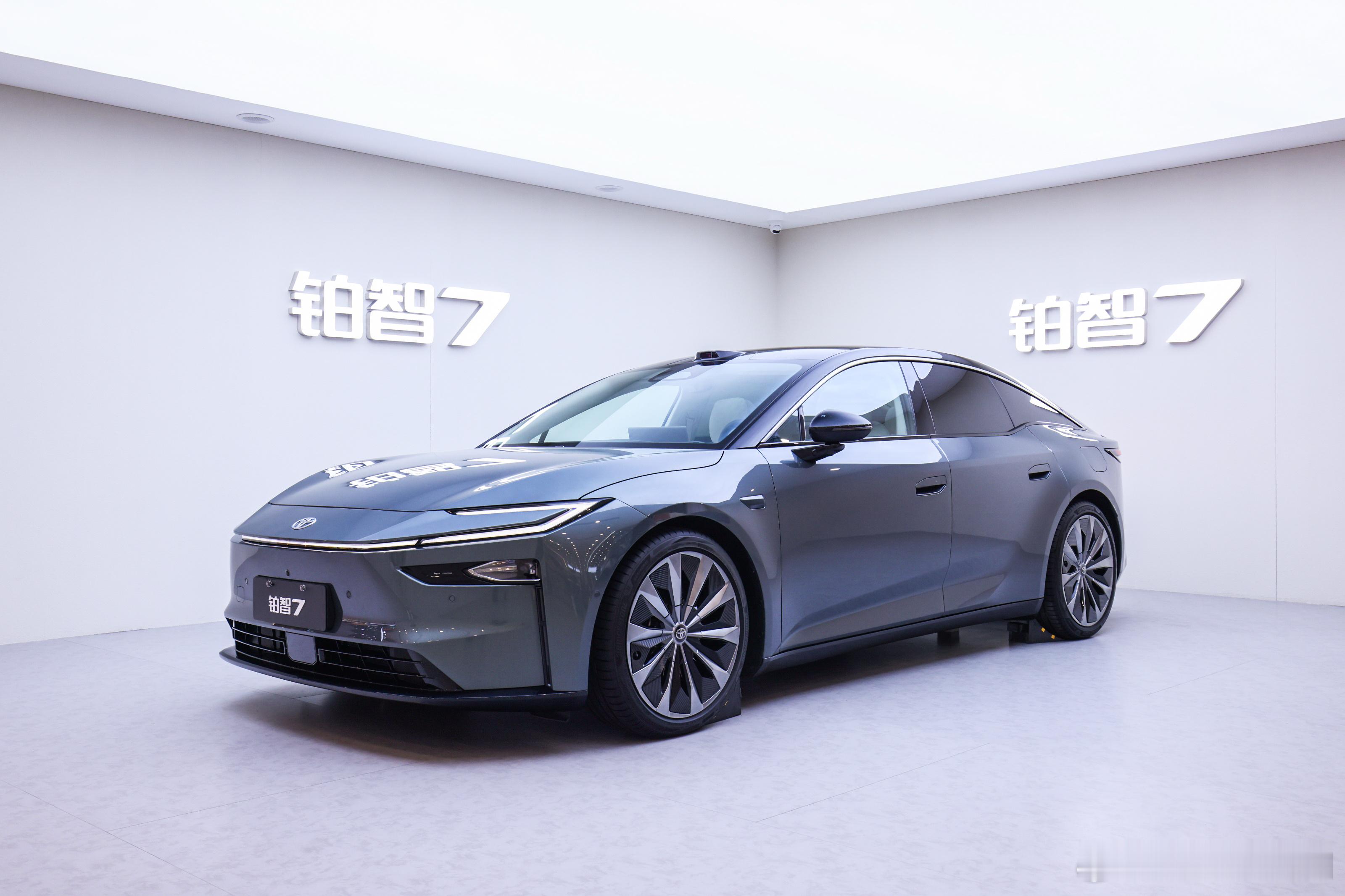 铂智 7 是国产丰田尺寸最大的轿车，中大型的定位，设计也在线。而且智能化配置也很