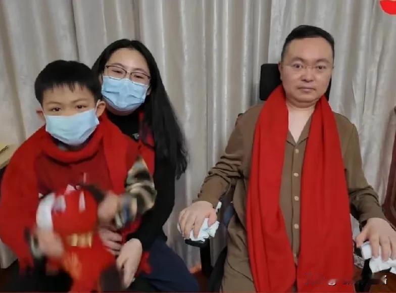 蔡磊、段睿带着儿子一起录新年祝福，画面温馨又好哭！

眼尖的网友发现，家里的保姆