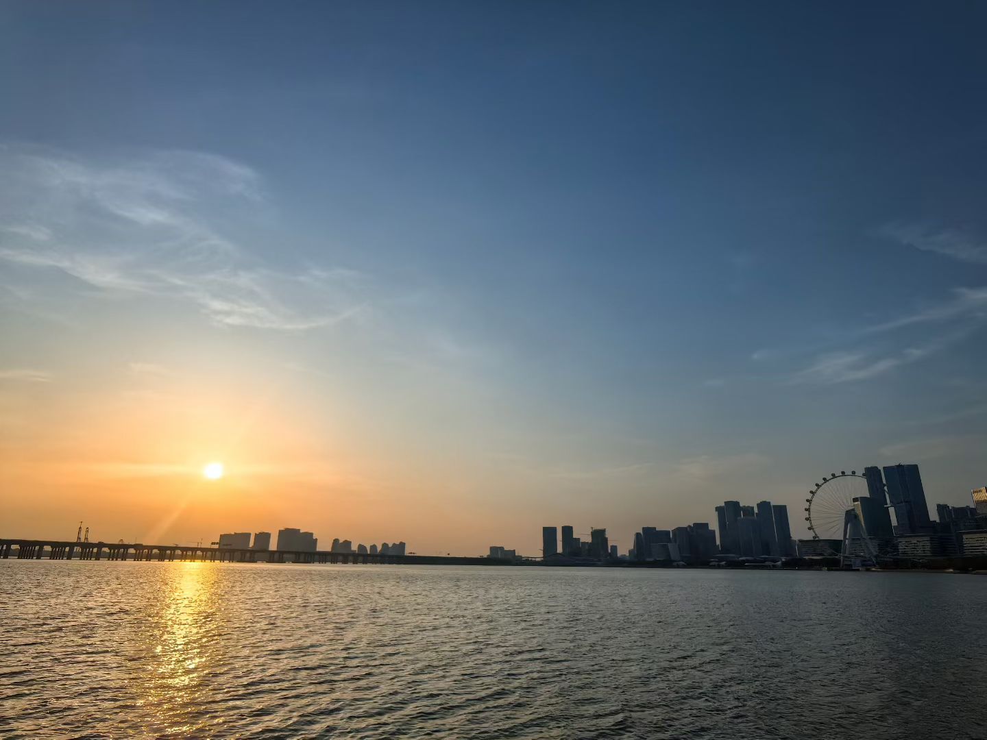 人生没必要活得紧绷又疲惫…不必活得太正经，松弛一点…世界上两个最离不开手的东西合