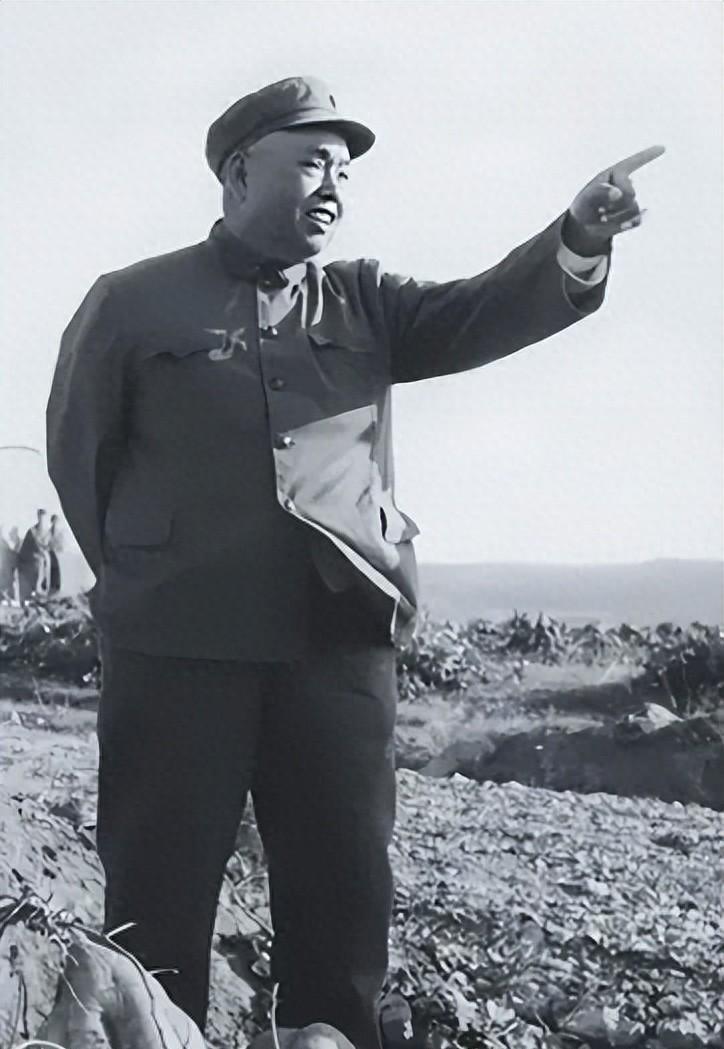 许世友少林寺师父去看望许世友时，看见他的女儿后不禁感叹：这孩子真的很像她的父亲啊