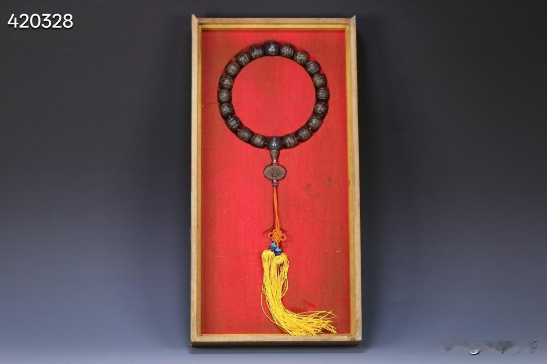 旧藏 老沉香十八籽手持。尺寸1.9cm