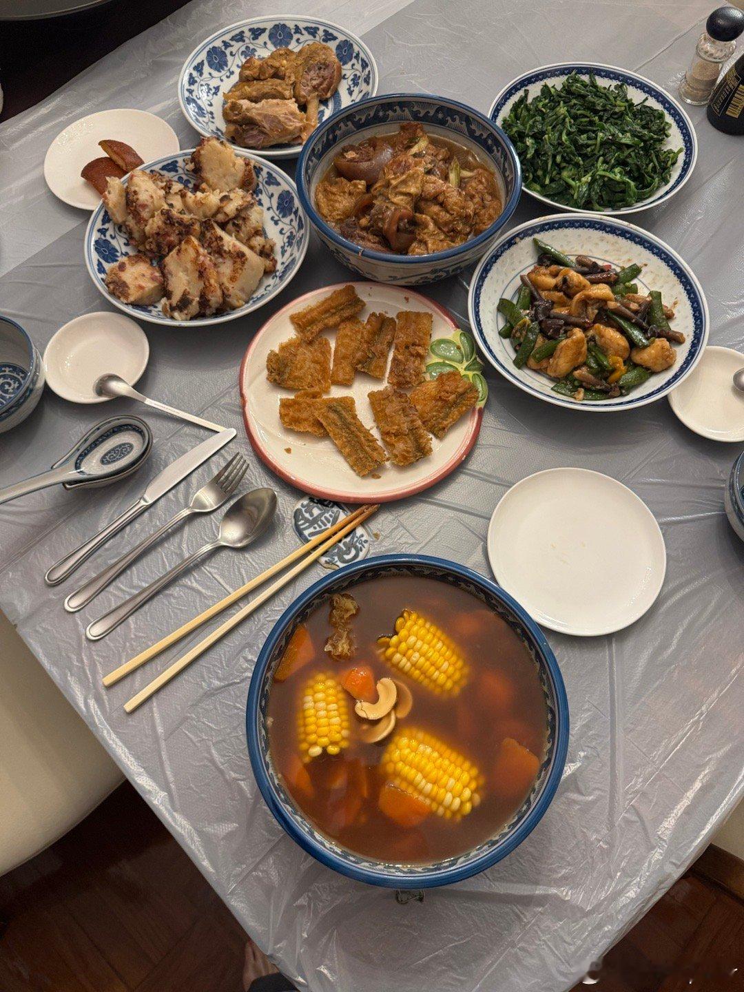 今日的豐富晚餐，今日拍飲食節目，將冇食晒嘅廚餘全部帶返屋企做晚餐，自己煲個湯，炒