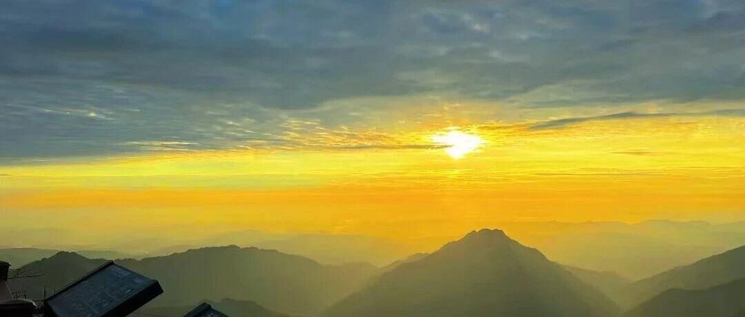 七夕最狠告白：48岁大叔凌晨4点半爬8千级台阶，跪在梵净山云海上，妻子当场撕了离