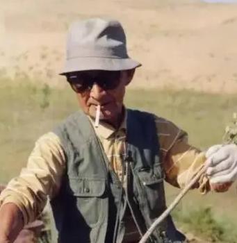 1990年，83岁日本老人带领7000名日本人，在中国人自己都不知道的沙漠里，种