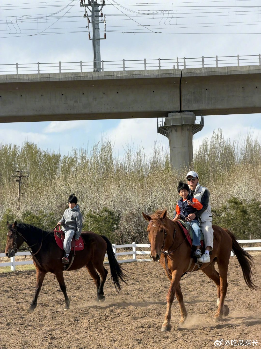 吴京和两个儿子骑马吴京晒两个儿子近照吴京晒两个儿子近照，真的是肉眼可见的长大了，