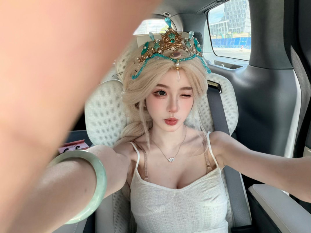 五五开老婆巴旦木公主社媒晒照～不得不说这身材太绝了！不过据说跟开哥认识三个月就闪