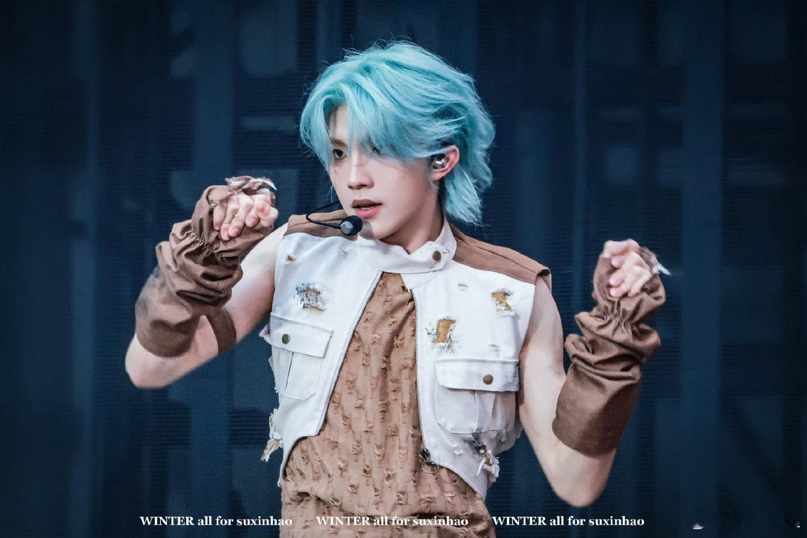 苏新皓好韩这气质也太韩系了吧！清爽短发+冷白皮，随手一截都像韩剧男主海报，氛围感