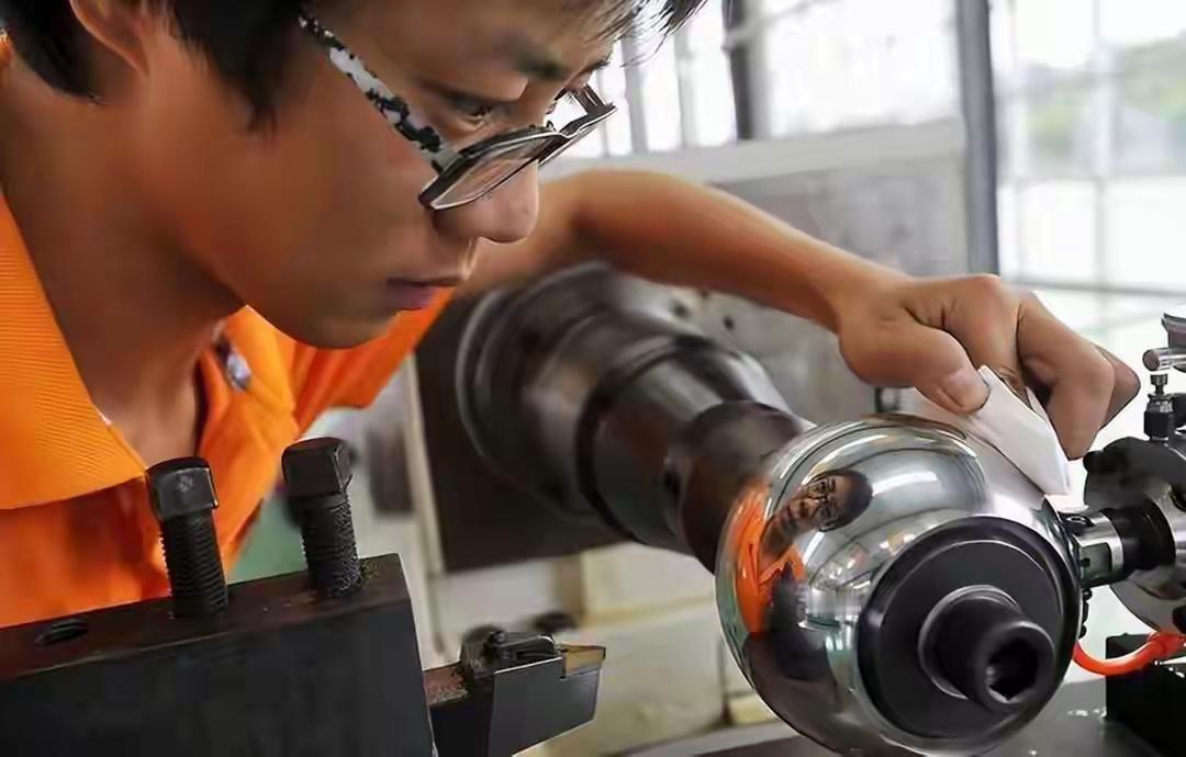 德国人做梦也没想到，有一天会被一家中国民营小厂逼着自降身价。三百万的设备，眼睁睁