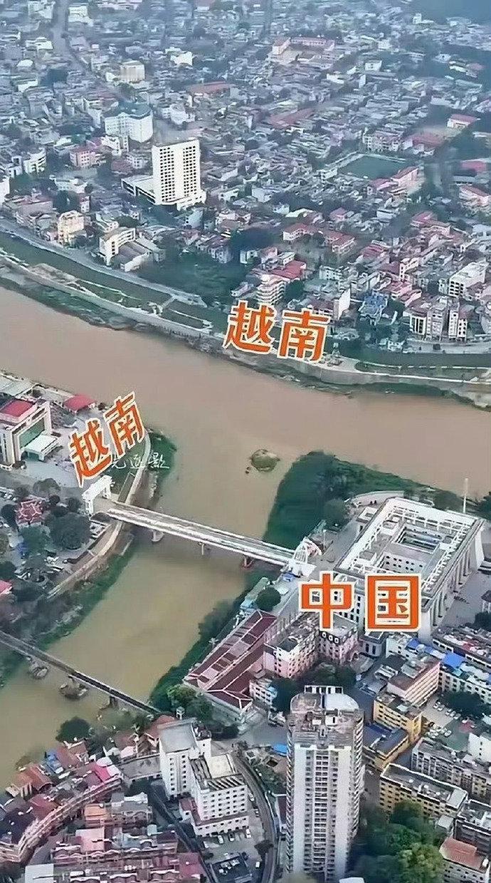 万万没有想到！
这是我刚刷到的中越边境航拍，
我还以为越南的城建还停留在咱们的9