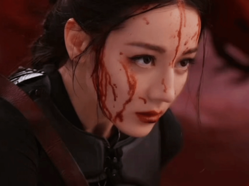 迪丽热巴好喜欢这两个镜头，一个利如刀，一个柔如水，好会转变情绪的一双眼睛[可怜]