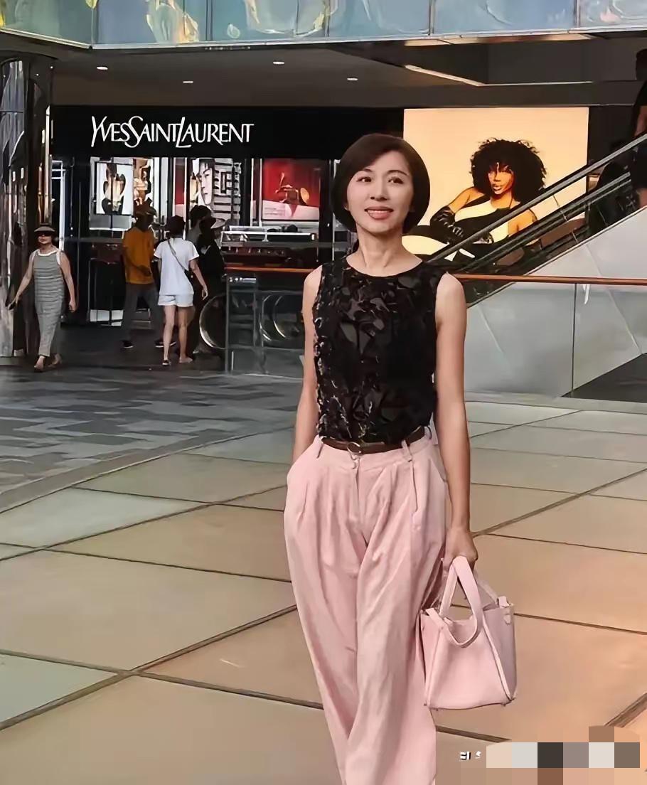 知道她是曾经央视主持人，就是想不起来名字了