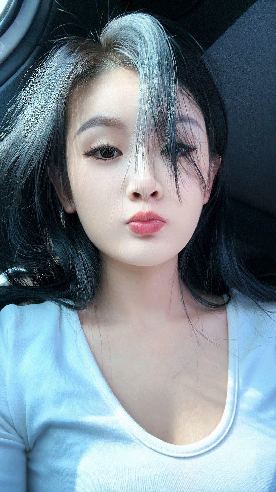 车内自拍，黑发红唇，清新自然