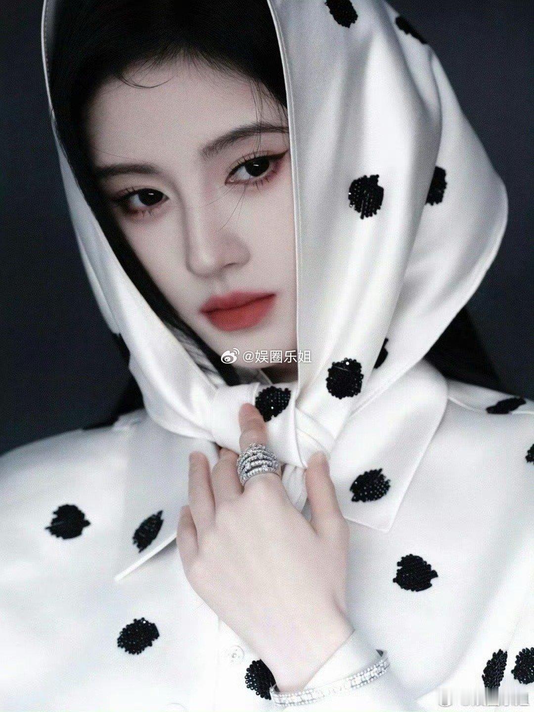 2025风格尖货 ｜三角围巾还记得嘉人盛典红毯活动，和都选择的三角围巾造型吗？2