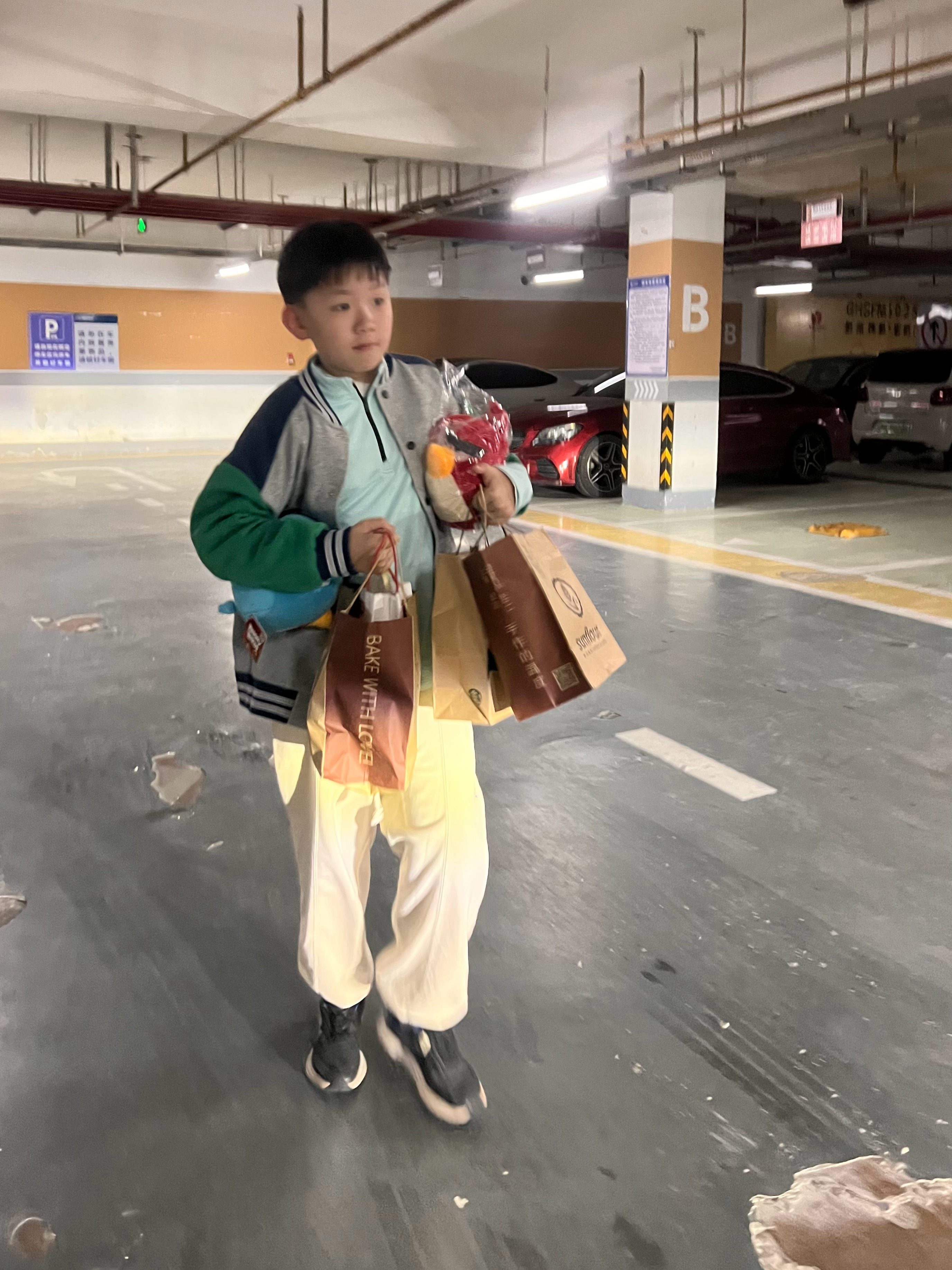 我的宝贝小男孩11岁了今天带他和他的同学们去打高尔夫，孩子们好开心，就是我好怕他