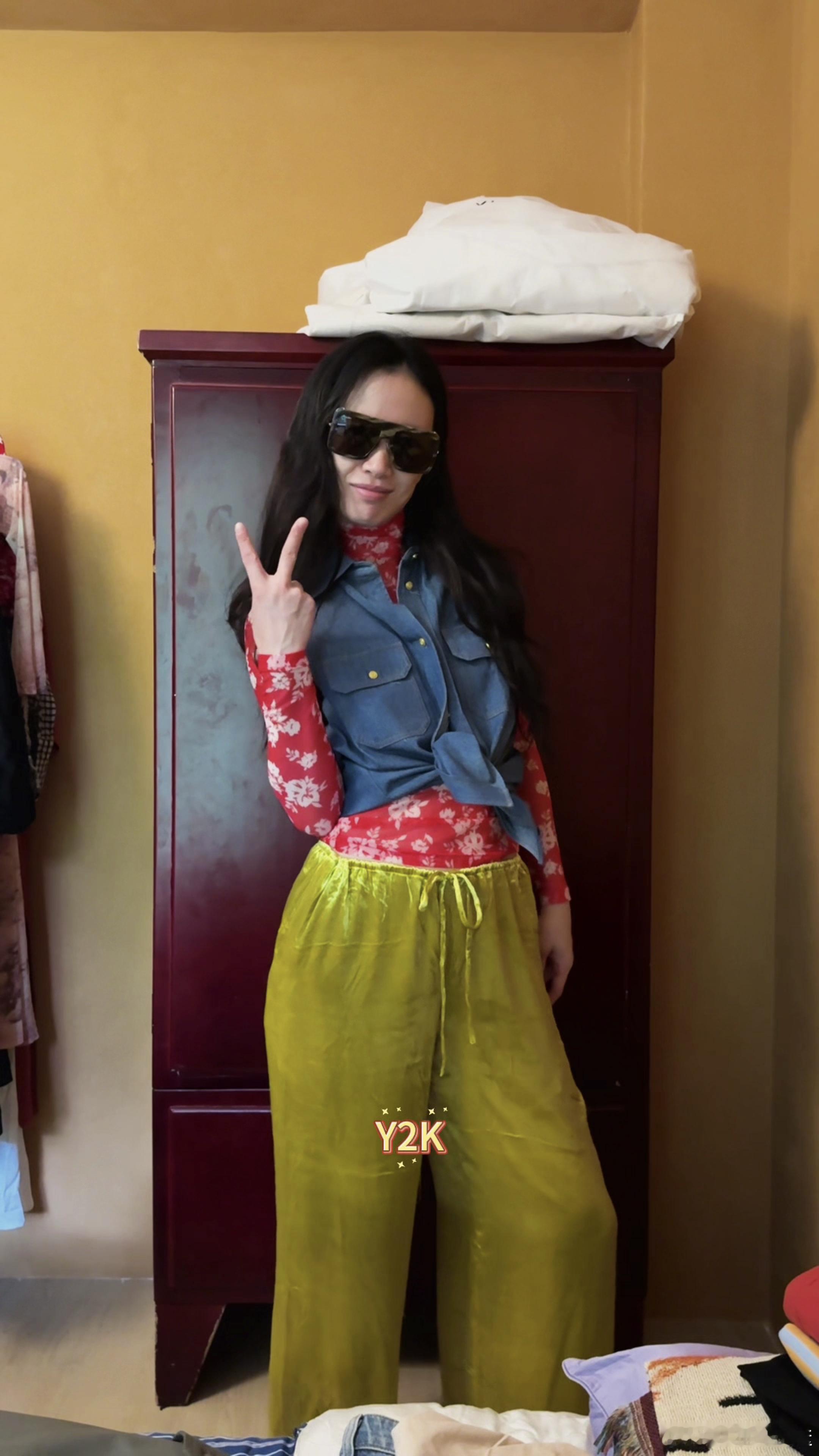 李梦 我的衣服不丑只是小众 李梦翻出自己的旧衣服搭配了三套Y2K造型，谁看了不是