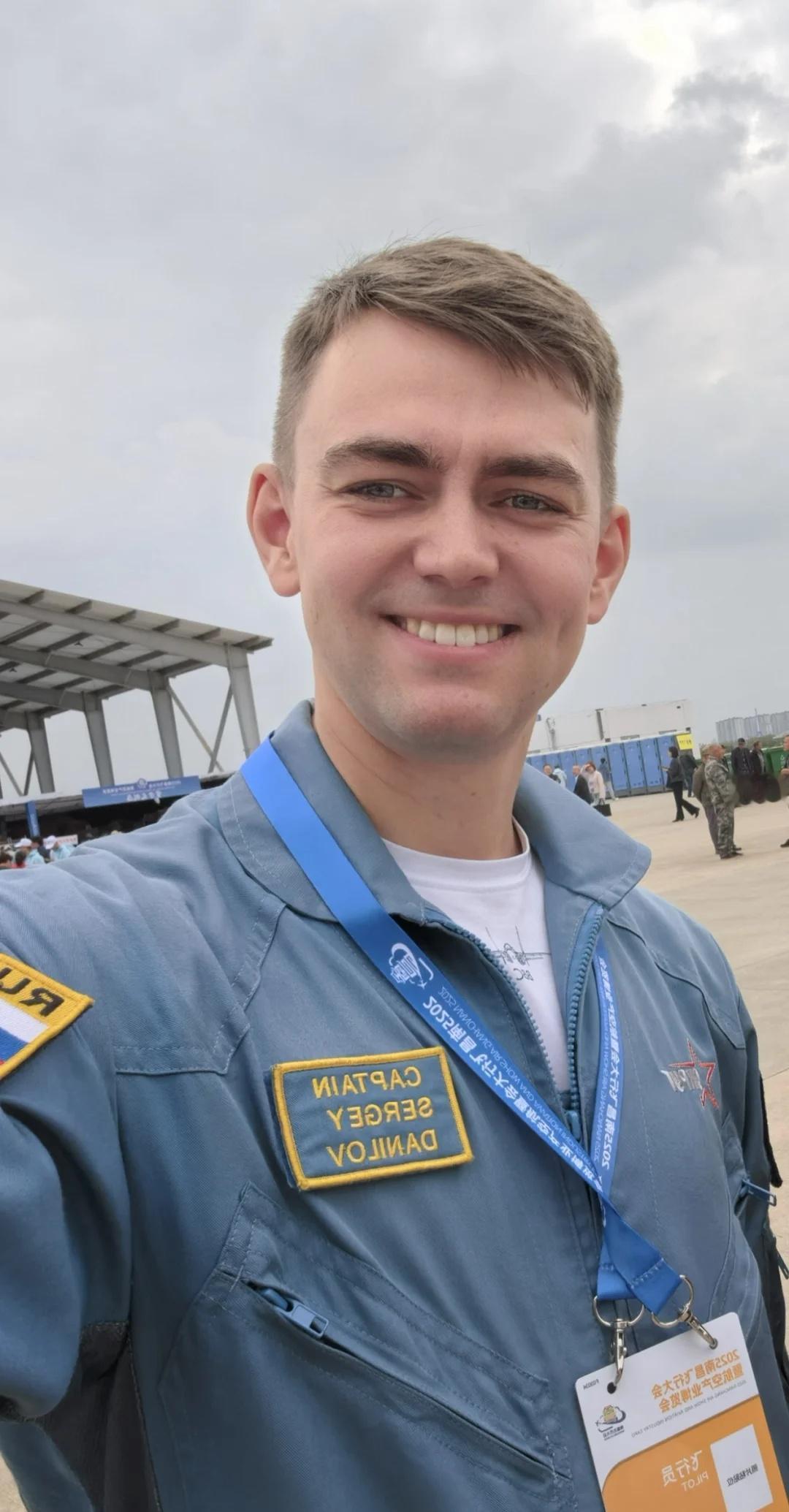 帅气的俄罗斯🇷🇺勇士表演队的飞行员[赞][赞][赞]