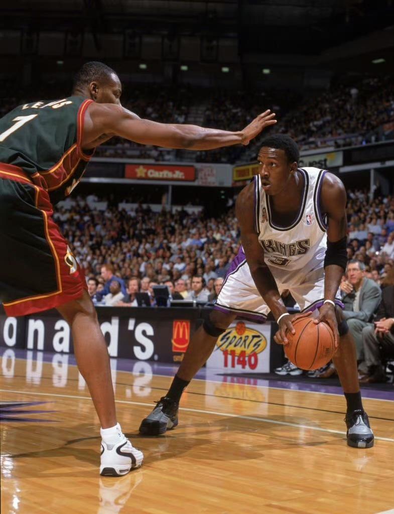 杰拉德华莱士：飞过天空