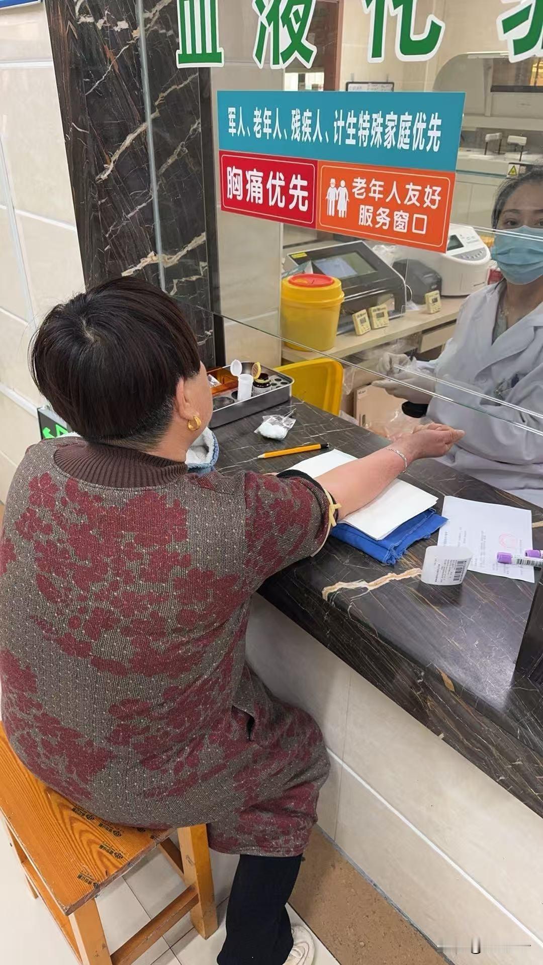 总不能不管不问吧？父母岁数大了，需要经常去买药，你们都是怎么做的？有没有老哥可以