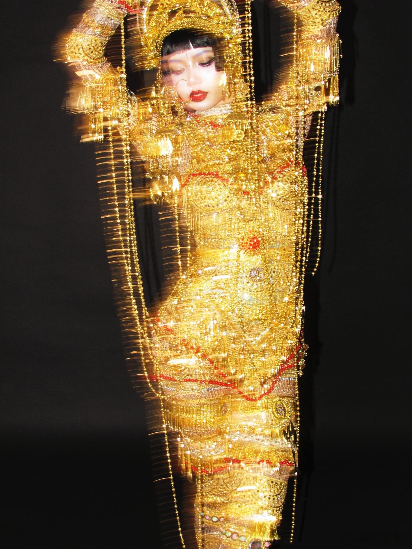 Lisa不会穿这个衣服拍舞蹈视频吧，等个完整版！！！ ​​​