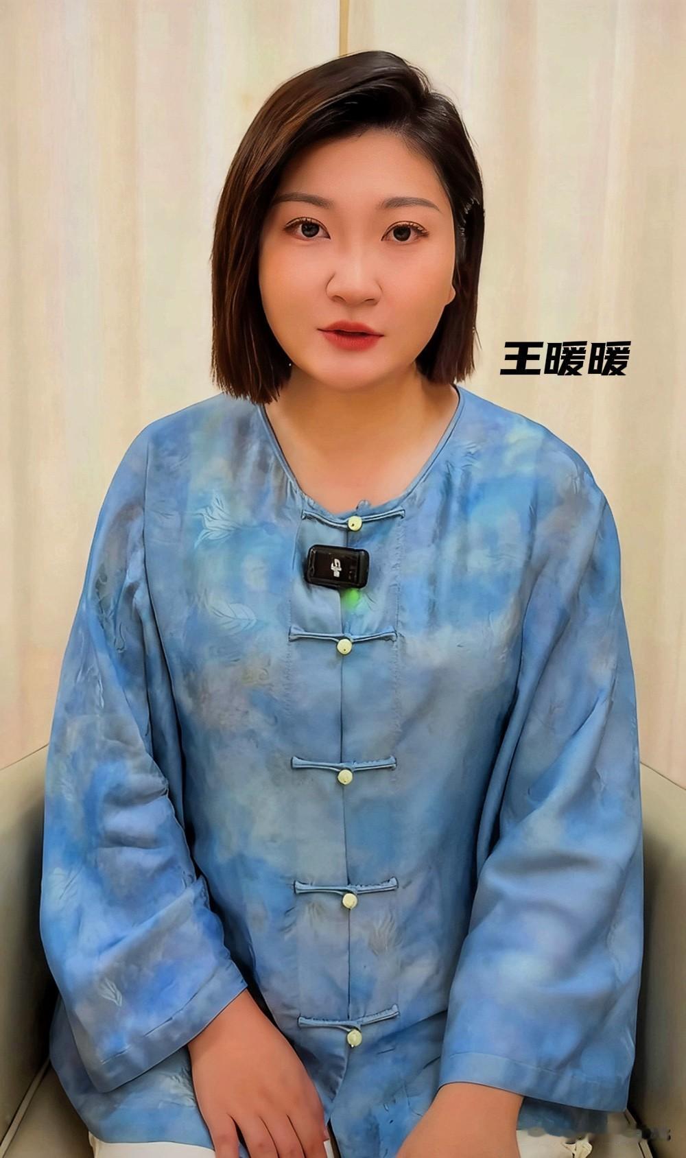 这两个女人形成了鲜明对比
一个温温柔柔的，一个嚣张跋扈的，一个宁肯吃亏也要打掉牙
