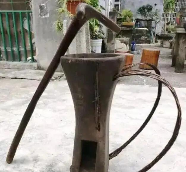 这个工具看起来像是一个古老的压榨机。这是干什么用的有人知道吗？手摇压榨机