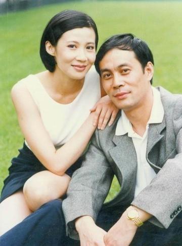1988年黄山留影，年轻时的张光北和陈炜。山水为证，一眼定情，相守数十载，演艺圈