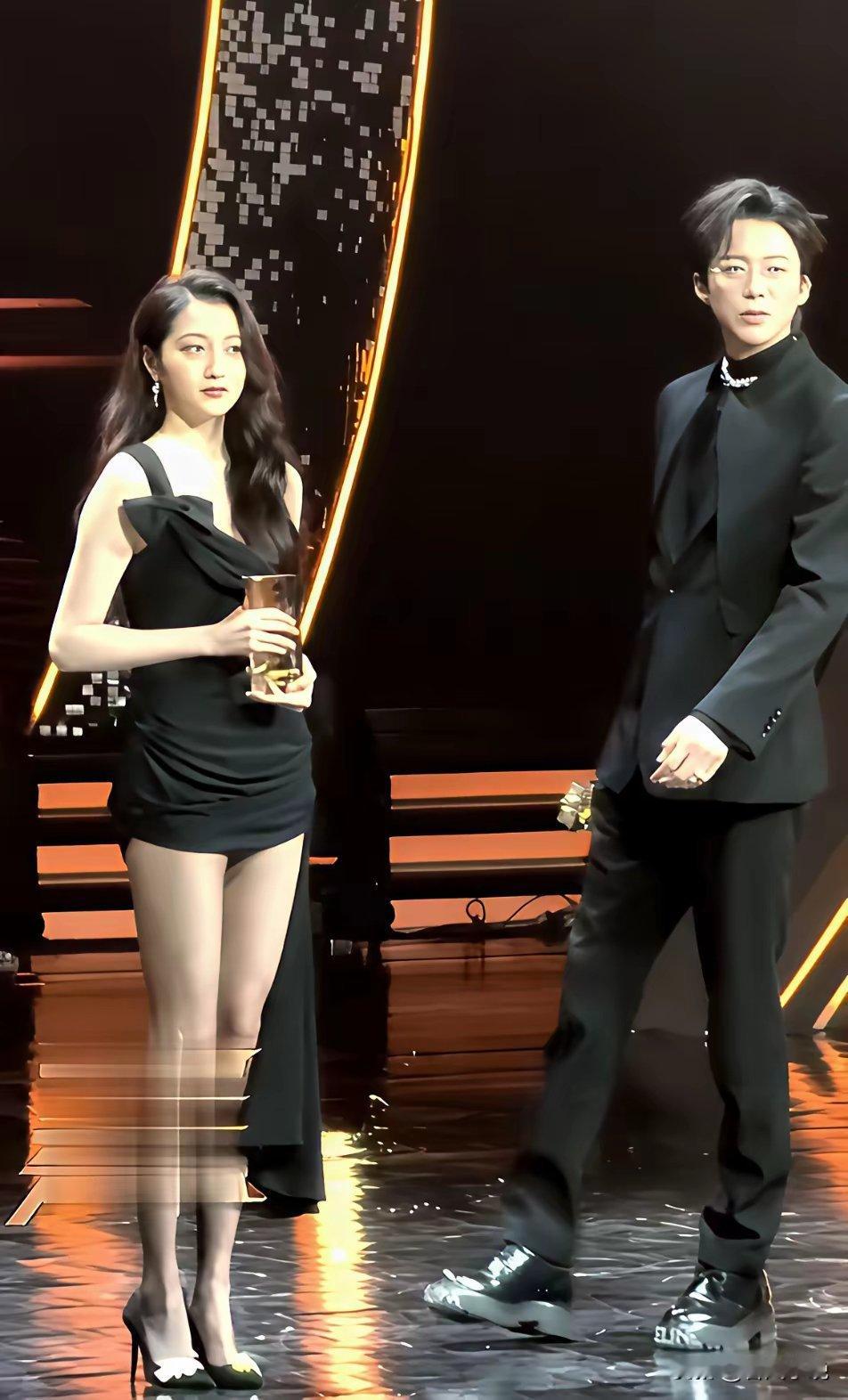 终于明白关晓彤为什么和谁搭档都没有cp感了，原来是身高不匹配，体型差异化太明显。