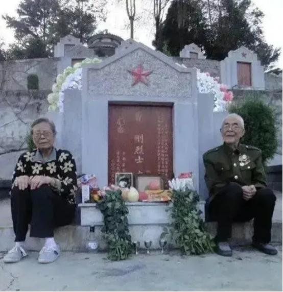 2022年，两位老人自知去日无多，就趁有生之年从千里之外赶到儿子的墓地，他们一左