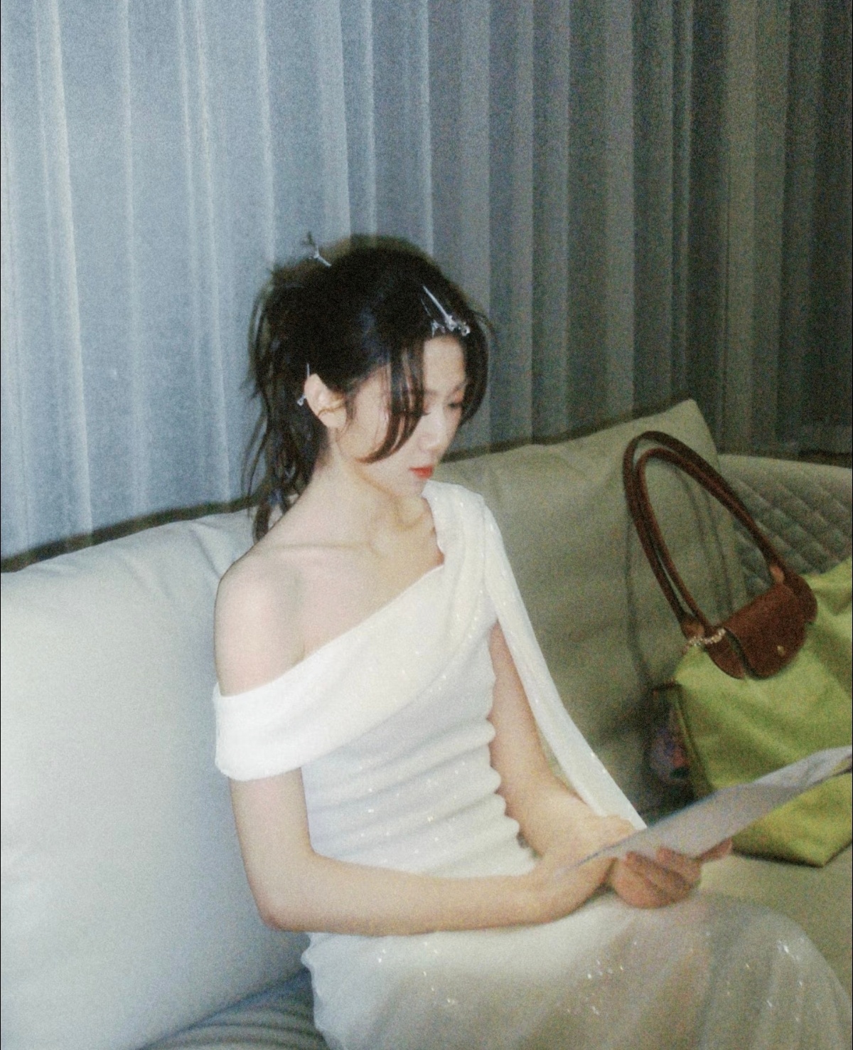 朱美吉的自驾vlog拍的是真好，满车鲜花搭配落日，氛围感太美好啦。朱美吉落日之前