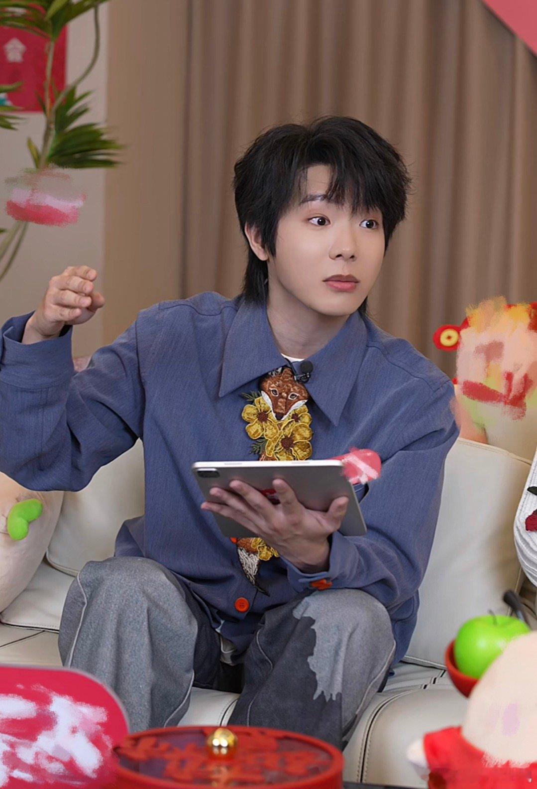 蔡明直播说很感谢刘晓庆 咱繁花团的感情是真的铁啊！蔡明老师在直播里说起晓庆姐低血